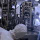Ingenieros trabajando en la actualización de Advance LIGO en el observatorio de Hanford